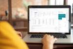 Nahaufnahme eines Computerbildschirms, auf dem das TRIMIT Sales Agent Dashboard angezeigt wird.